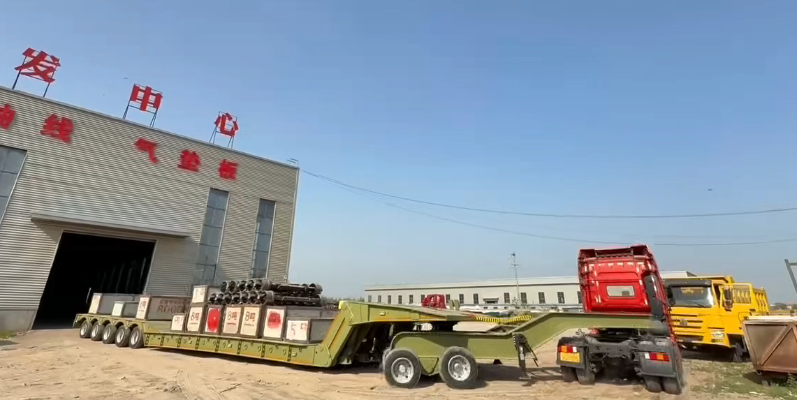 Detachable gooseneck, low bed semi-trailer