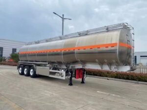 Fuel tanker semi-trailer, oil tanker